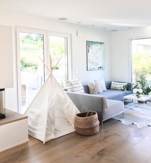 Der Sohnemann spielt gerne in seinem Tipi und auf Lindura-Holzboden Lindura-Holzboden im Wohnzimmer mit Kinder Spielecke